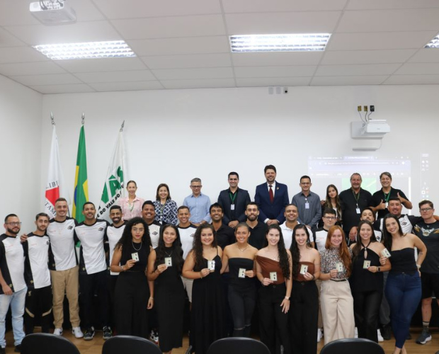 Rec�m formados de Educa��o F�sica da Univ�s recebem Identidade Profissional do CREF